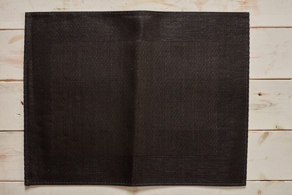 N11-40 x 30cm black table mat x 1 - $3.50 daily hire