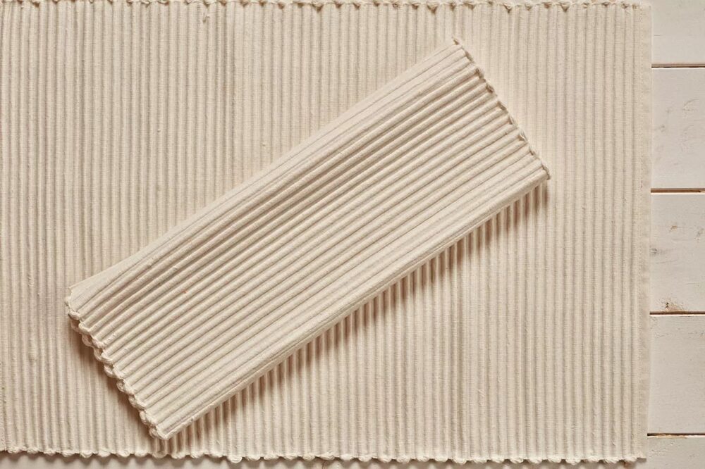 N13-48 x 33cm White table mat x 2 - $3.50 daily hire