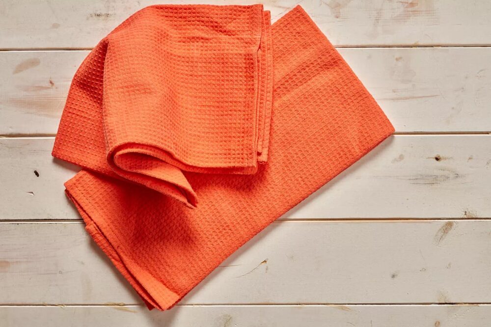 N14-Green Linen tea towels x 2 - $3.50 daily hire